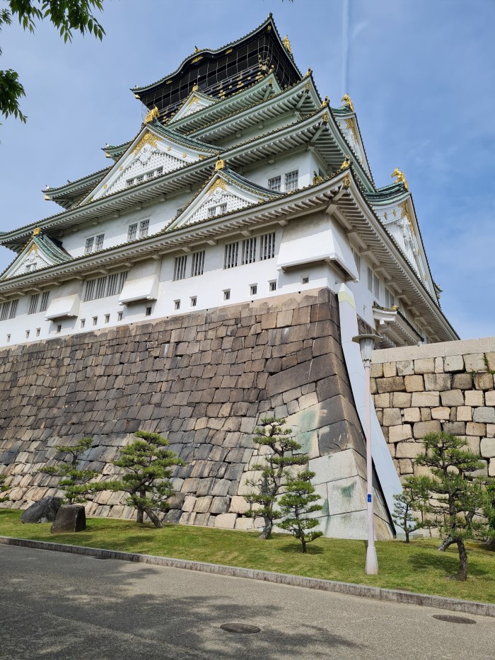 10 places to discover the most captivating spots to witness the vibrant hues of autumn leaves in Osaka.